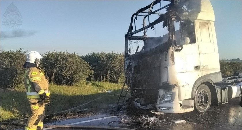 Ciężarówka spłonęła doszczętnie. Strażacy robili co mogli 