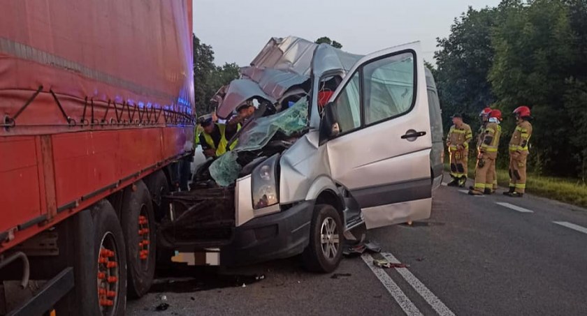 Śmiertelny wypadek w powiecie chełmskim.  Bus przewożący osoby wjechał w ciężarówkę