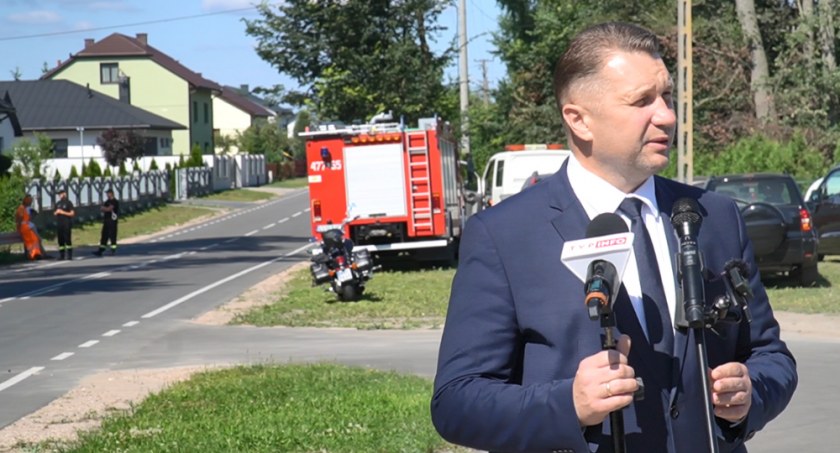 Minister Edukacji Przemysław Czarnek otworzył po remoncie drogę powiatową w Celinach (WIDEO)