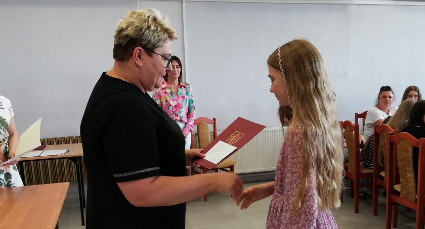 Najlepsi uczniowie z Gminy Wola Mysłowska otrzymali stypendia od wójt Kingi Szerszeń 