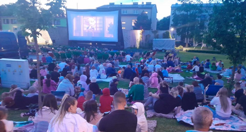 Pierwsze Rodzinne Kino Plenerowe w Adamowie cieszy się ogromnym sukcesem! (ZDJECIA)