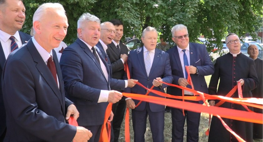 W Łukowie odsłonięty został Mural poświęcony Ks. Stanisławowi Brzósce i jego żołnierzom (WIDEO) 
