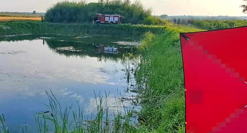 25-latek utonął w stawie. Ręka unosiła się nad lustrem wody