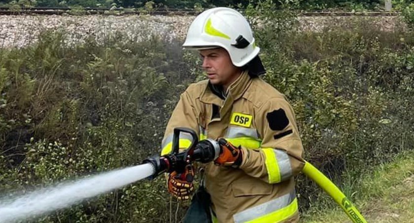Palił się nasyp kolejowy na tarasie Łuków- Dęblin (ZDJĘCIA)