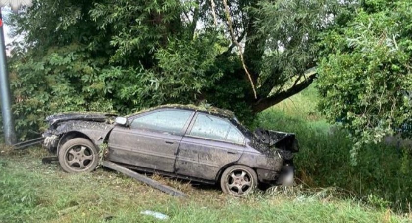 PODRÓŻ HONDĄ ZAKOŃCZYLI NA DRZEWIE. CAŁA CZWÓRKA POD WPŁYWEM ALKOHOLU