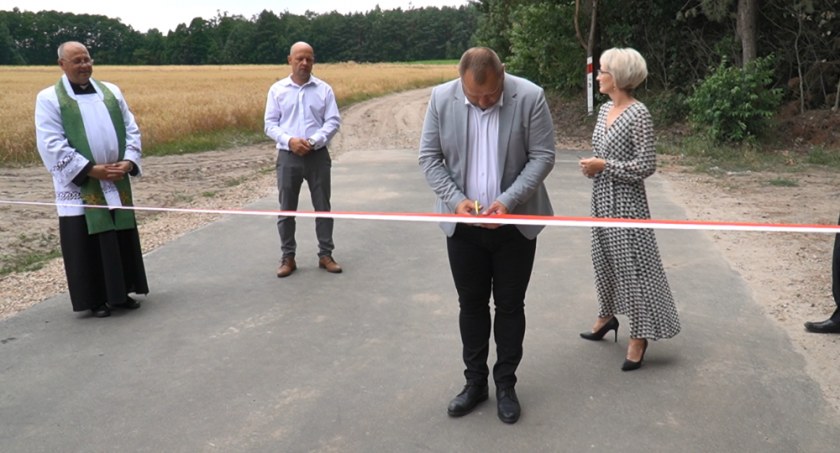 Mieszkańcy Kierzkowa otworzyli nową drogę i bawili się na Festynie Rodzinnym (WIDEO)