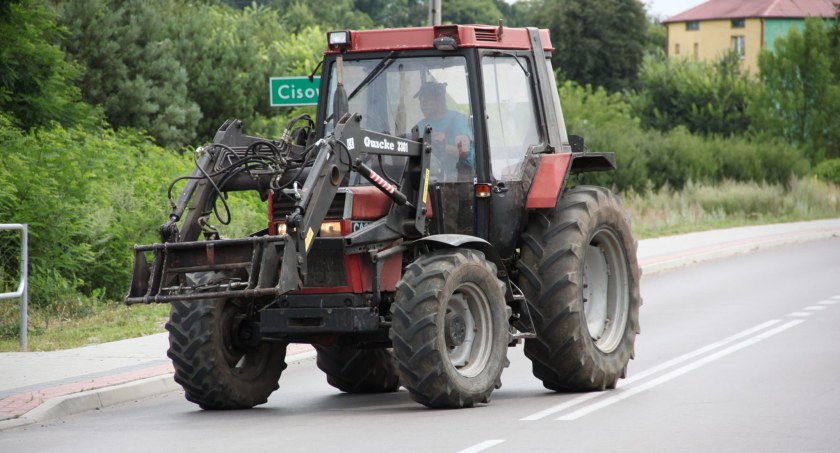 Starosta zbudował, proboszcz poświęcił. 12 km nowego asfaltu sprawdzili kierowcy (WIDEO + ZDJĘCIA) 