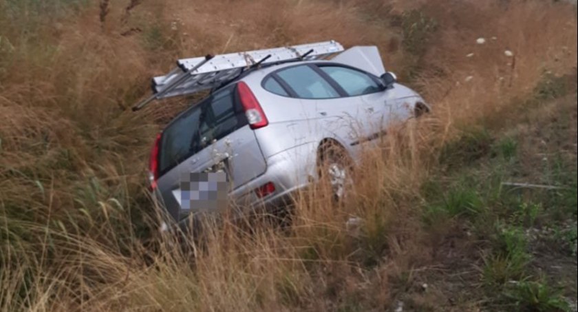 Jazda na podwójnym gazie. Auto skończyło w rowie 