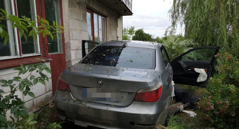 WJECHAŁ NA POSESJĘ TARANUJĄC OGRODZENIE I ŻYWOPŁOT. MIAŁ TRZECH PASAŻERÓW