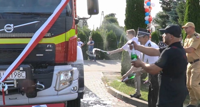 Nowy wóz OSP Tuchowicz już jest. Szampan lał się strumieniami (WIDEO + ZDJĘCIA)