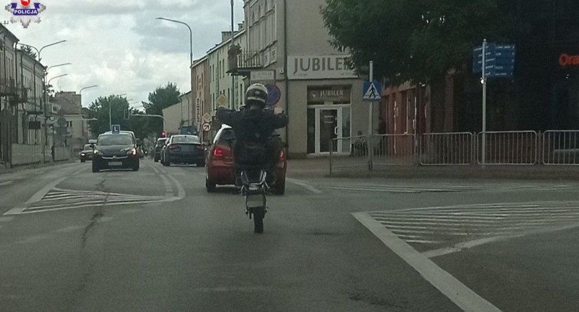 SZALAŁ MOTOREM PO CENRUM ŁUKOWA. ZAREAGOWAŁA POLICJA (WIDEO)