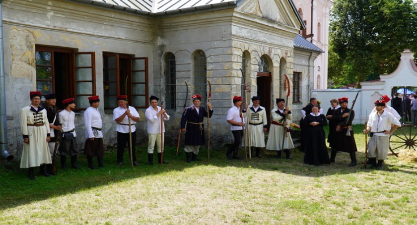 Moskale zaatakowali Pałac w Staninie. Kosynierzy stawili odpór. Tłumy oglądały rekonstrukcję w Jeleńcu