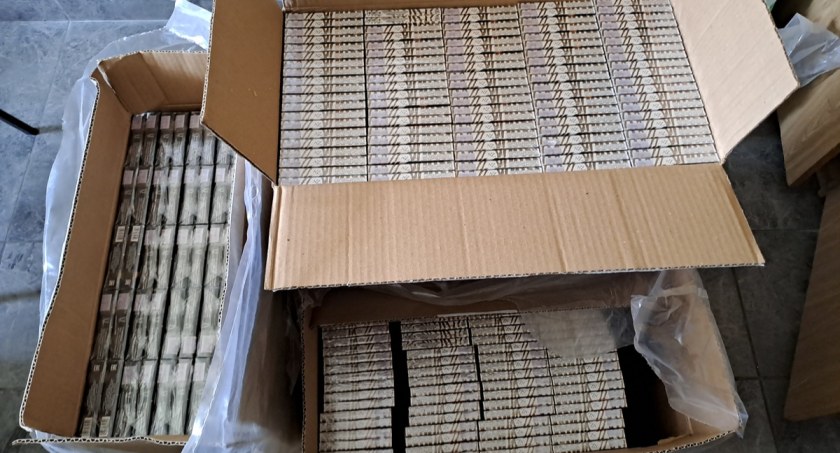 25 - latek miał w mercedesie 2000 paczek nielegalnych papierosów! 