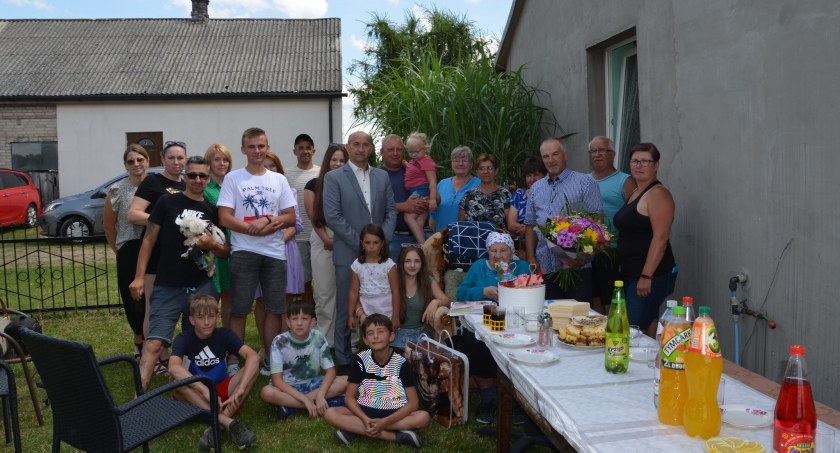 Mieszkanka powiatu łukowskiego skończyła 100 lat. Płynie moc pięknych życzeń (ZDJĘCIA)