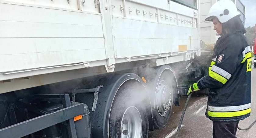 Na ul. Batalionów Chłopskich spod kół ciężarówki wydobywał się dym 