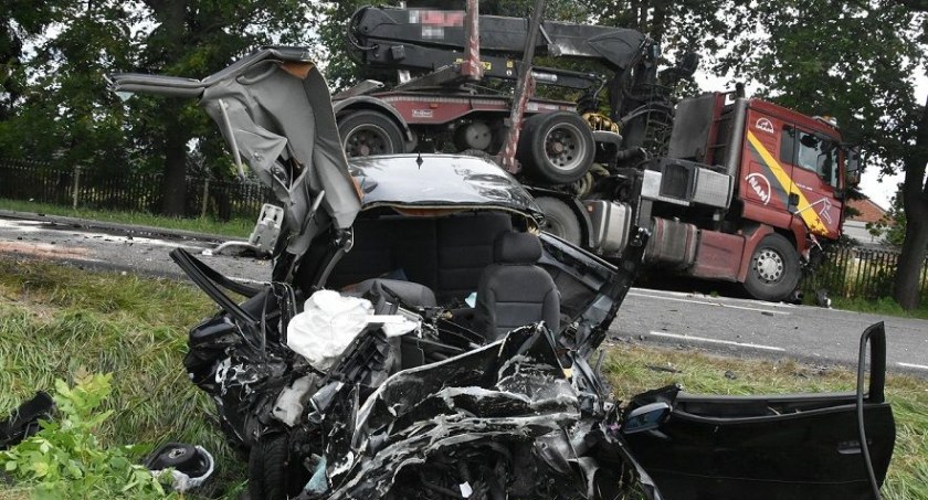 Czołowe zderzenie audi z ciężarówką. Nie żyje 38 - letni kierowca|! 