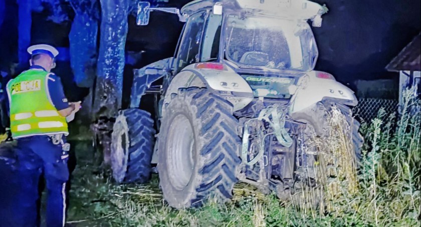 O mały włos nie doszło do tragedii. Na osobówkę spadła bela słomy! (ZDJECIA) 