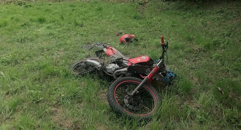 Nastolatek stracił panowanie nad motorowerem. Wypadł z drogi! 