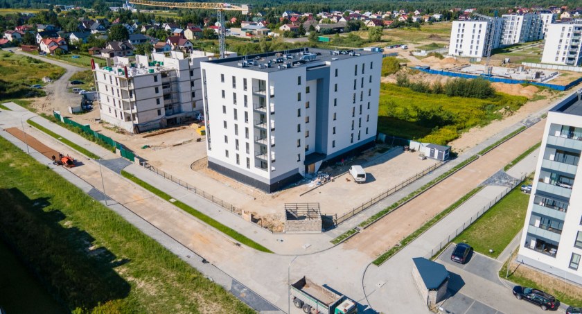 W Łukowie leją asfalt aż miło popatrzeć. Miasto finalizuje ważną inwestycję (ZDJĘCIA)
