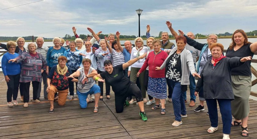 Aktywni Seniorzy Gminy Łuków. Szaleją na letnim parkiecie nad Zalewem w Łukowie (ZDJĘCIA) 