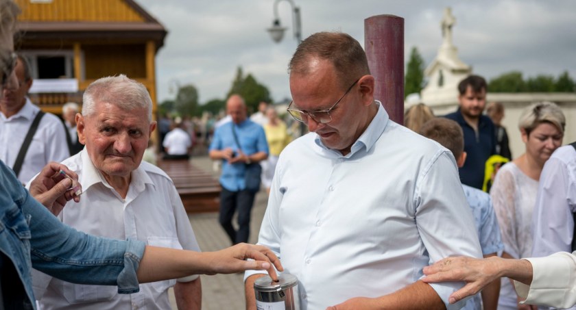 Będą zbierać na renowację starych nagrobków. Z puszką stanie znów burmistrz Łukowa 