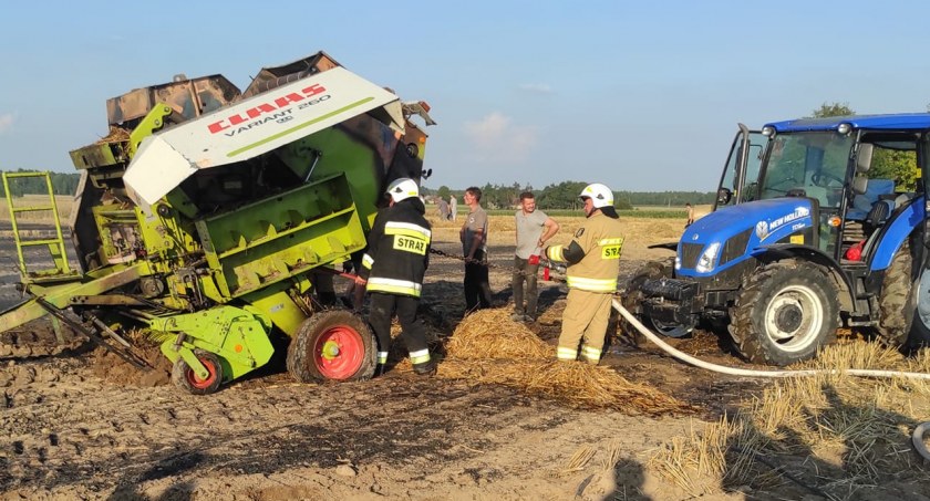 W Rudej spaliła się prasa belująca słomę. Szybka reakcja Strażaków