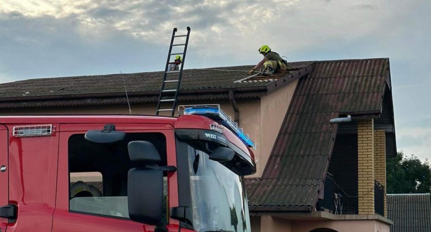 Lądowanie śmigłowca i zerwany dach. Strażacy z gminy Krzywda cały czas w akcji! 