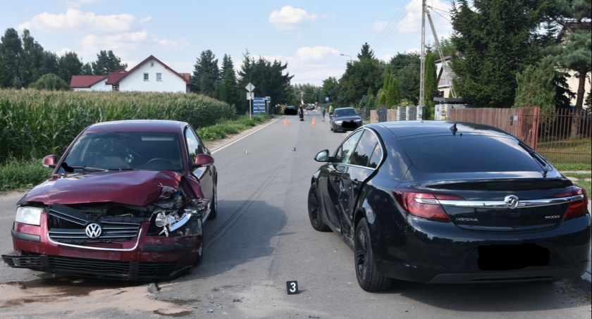 Dwie kobiety w szpitalu po zderzeniu Opla i Passata (ZDJĘCIA) 