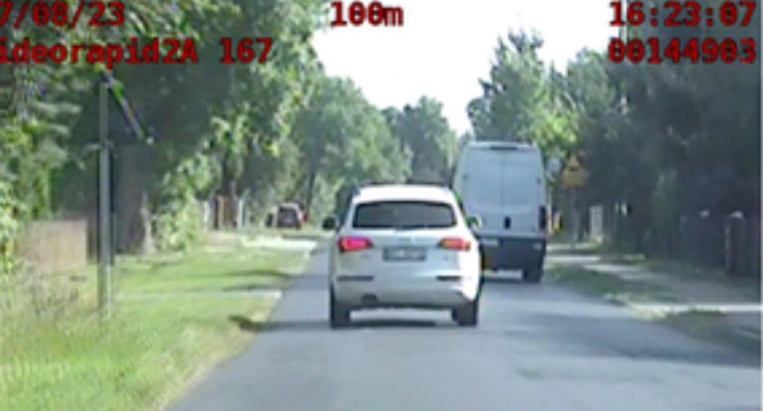 Rozmowa z żoną warta 1 500 zł, 13 punktów karnych i utratę prawa jazdy na 3 miesiące
