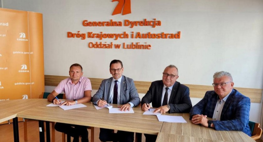 Będzie chodnik i ścieżka rowerowa na ul. Łapiguz. Ważna umowa podpisana!