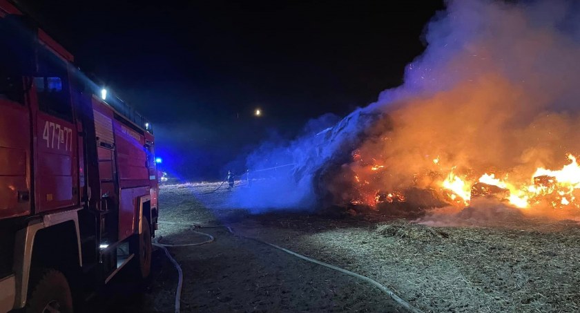 Duży pożar pod Łukowem. W nocy spłonęło 160 bel słomy (ZDJECIA) 