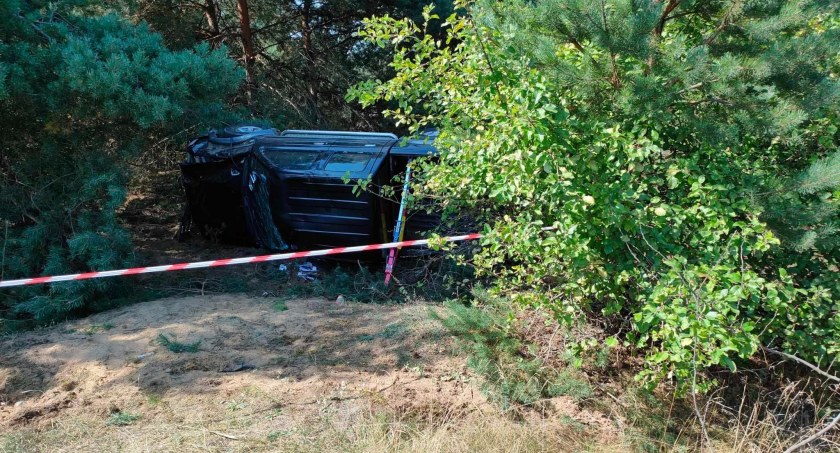 Wypadek w Teodorowie. Osobówka wypadła z drogi! 