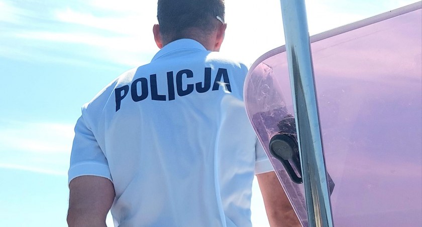POLICJANCI URATOWALI TOPIĄCEGO SIĘ 23 - LATKA, A POTEM WSADZILI DO WIĘZIENIA