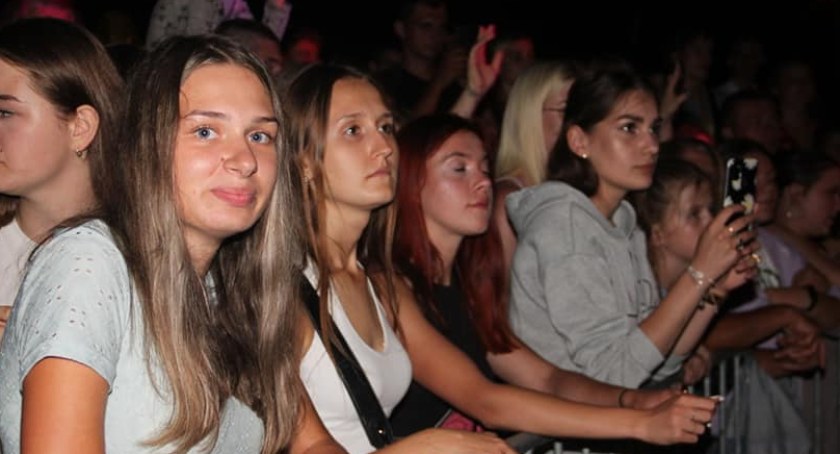 Publiczność pod sceną szalała w najlepsze. Dejw i Menelaos na Dożynkach w Krzywdzie (ZDJECIA) 