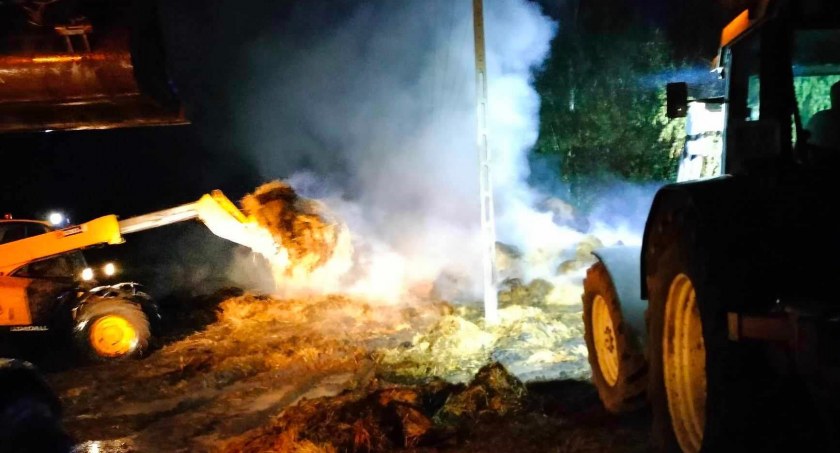 38 strażaków walczyło z pożarem w Sarnowie. 250 bel słomy poszło z dymem! (NOWE ZDJĘCIA)