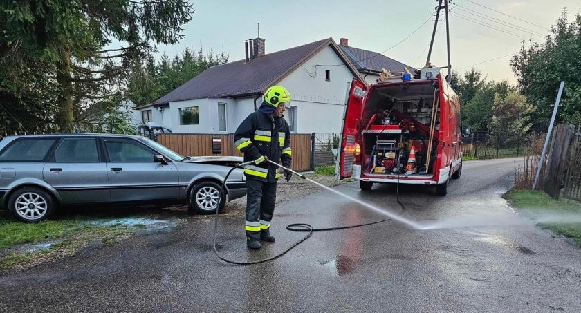 Wypadek na ul. Rurowej w Łukowie. W Łazach spłonęło audi