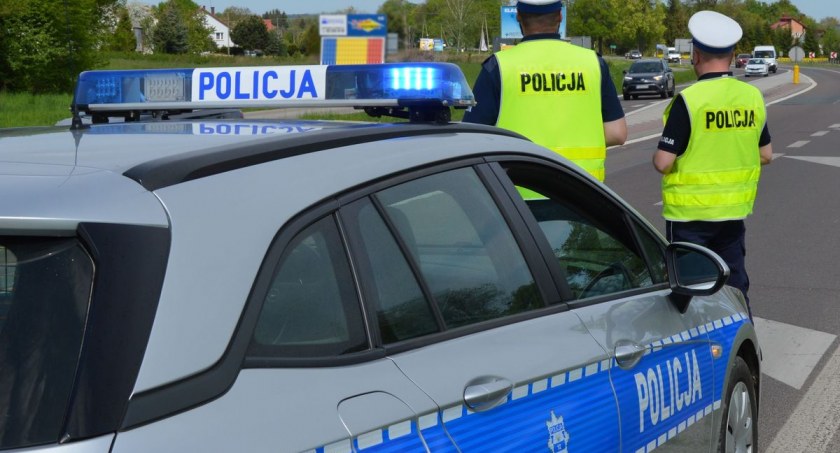 NIETRZEŹWA MAMA PRZEWOZIŁA BEZ FOTELIKÓW I ZAPIĘTYCH PASÓW DWOJE DZIECI