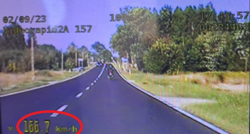 Pirat na motorze! Wyprzedzał na zakazie jadąc ponad 166 km/h