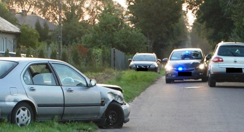 40 -latek z dwoma promilami spowodował kolizje. Ma poważne problemy!
