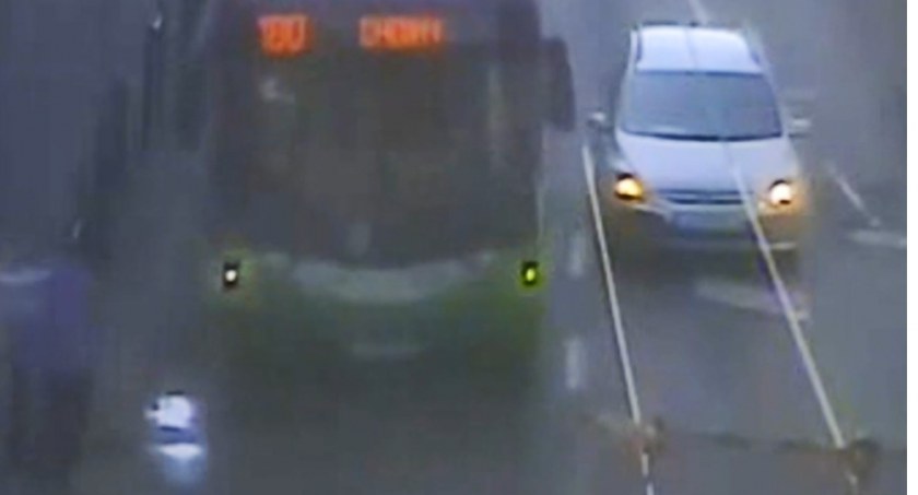 Makabra! Wepchnął nieznajomego pod autobus! (WIDEO) 