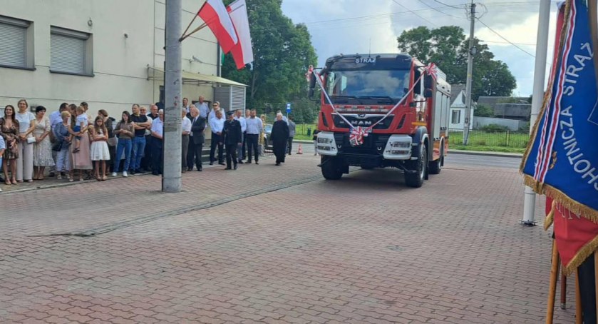 Nowy wóz strażacki OSP Trzebieszów poświęcony. Uroczystość z udziałem ministra Czarnka 