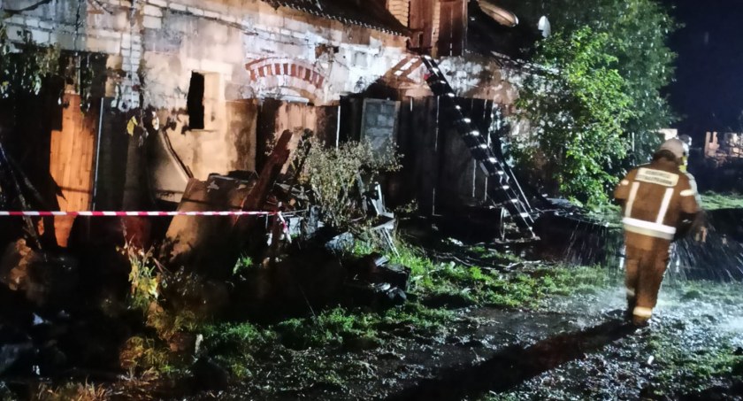 Duży pożar w Kisielsku koło Stoczka. Spłonęły budynki gospodarcze. Ewakuacja zwierząt (ZDJĘCIA) 
