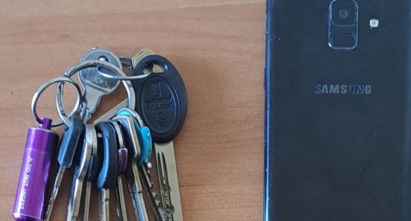 POLICJA W ŁUKOWIE SZUKA WŁAŚCICIELI SMARTFONÓW I KLUCZY