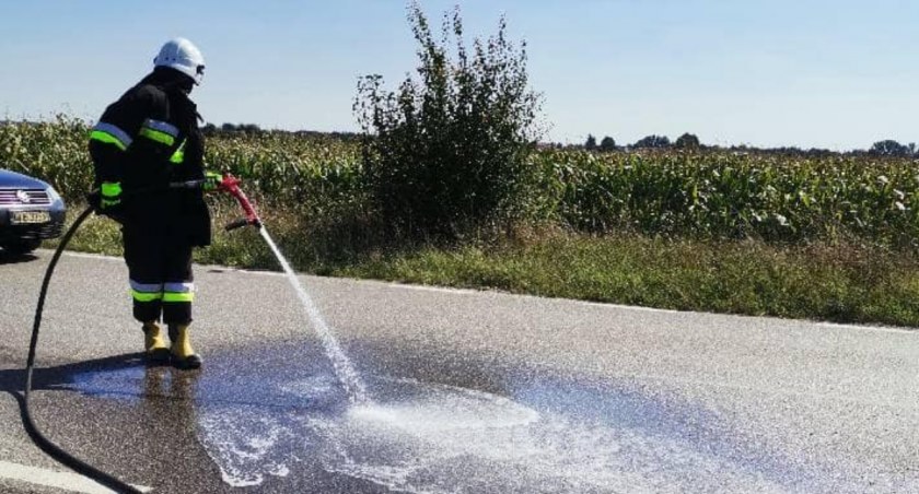 Strażacy z Adamowa usunęli niebezpieczną plamę oleju na drodze w kierunku Wojcieszkowa 