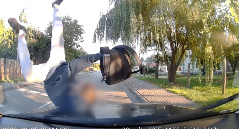 Dramat na przejściu dla pieszych. 17-latek potrącony przez osobówkę (WIDEO) 