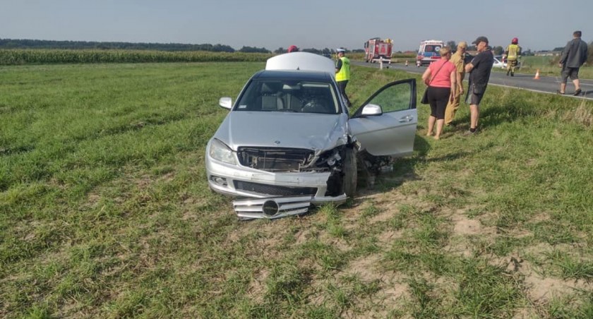Wypadek w Czerśli. Dwie osoby poszkodowane. Rozbite auto proboszcza! 