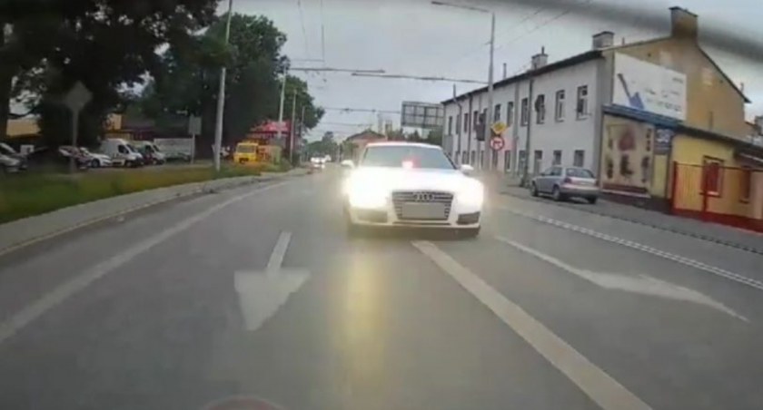 Jechał Audi udając policyjny radiowóz. Teraz ma kłopoty (WIDEO)