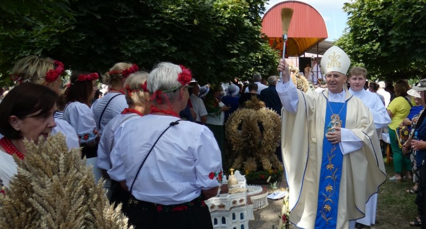 Biskup Grzegorz Suchodolski poświęci ziarno z tegorocznych plonów. Dożynki Diecezjalne w Woli Gułowskiej (WIDEO) 
