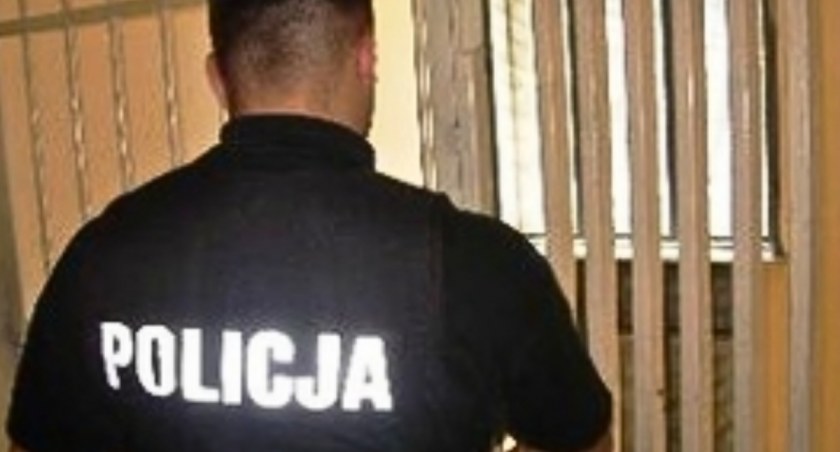 Zwyrol oblał kota wrzątkiem. Znęcał się też nad rodziną! 