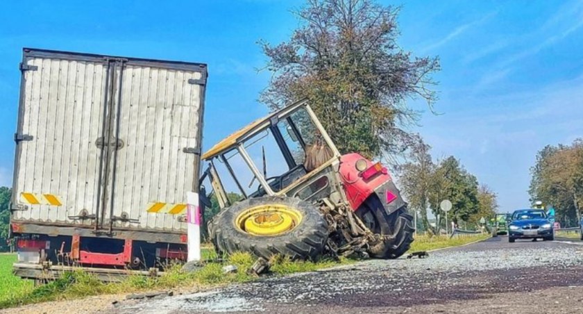 Rolnik i jego żona ranni w wypadku. Zderzenie ciągnika z ciężarówką w Gołąbkach (WIDEO)